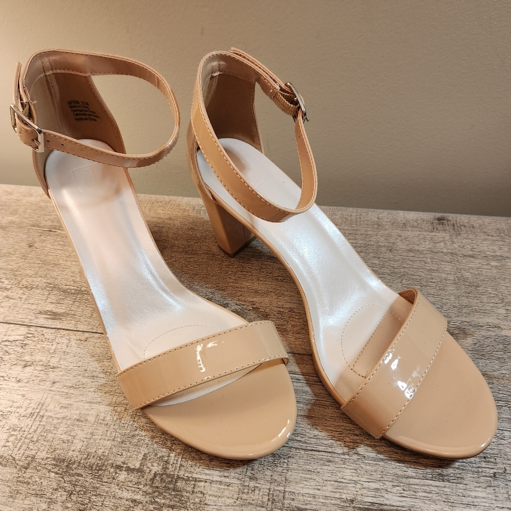 DB Studio Women's Patent Nude Pumps Size 10W - Picture 2 of 7